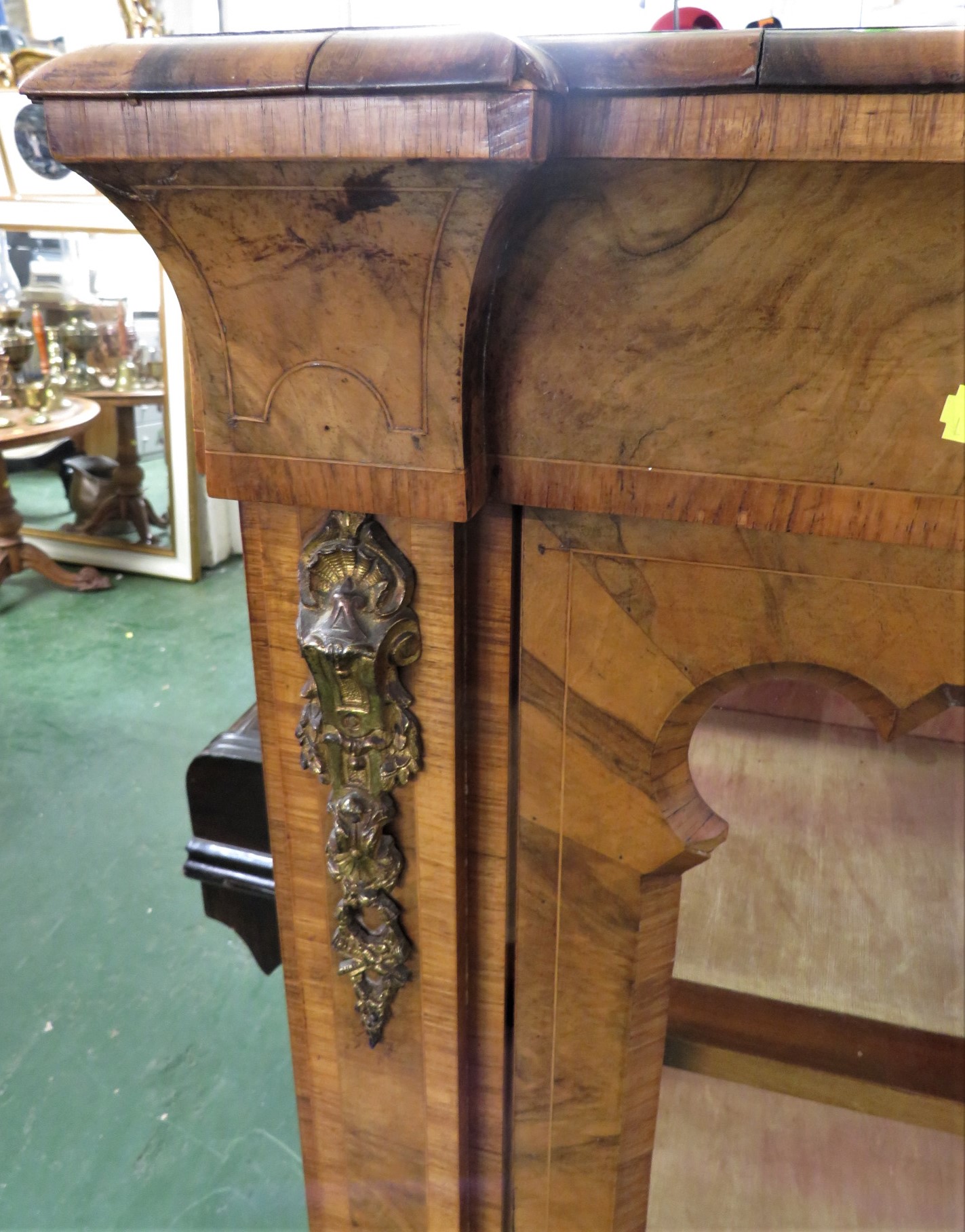 19TH CENTURY WALNUT VENEERED CHINA DISPLAY CABINET WITH SINGLE DOOR AND THREE INTERNAL SHELVES - Image 2 of 2