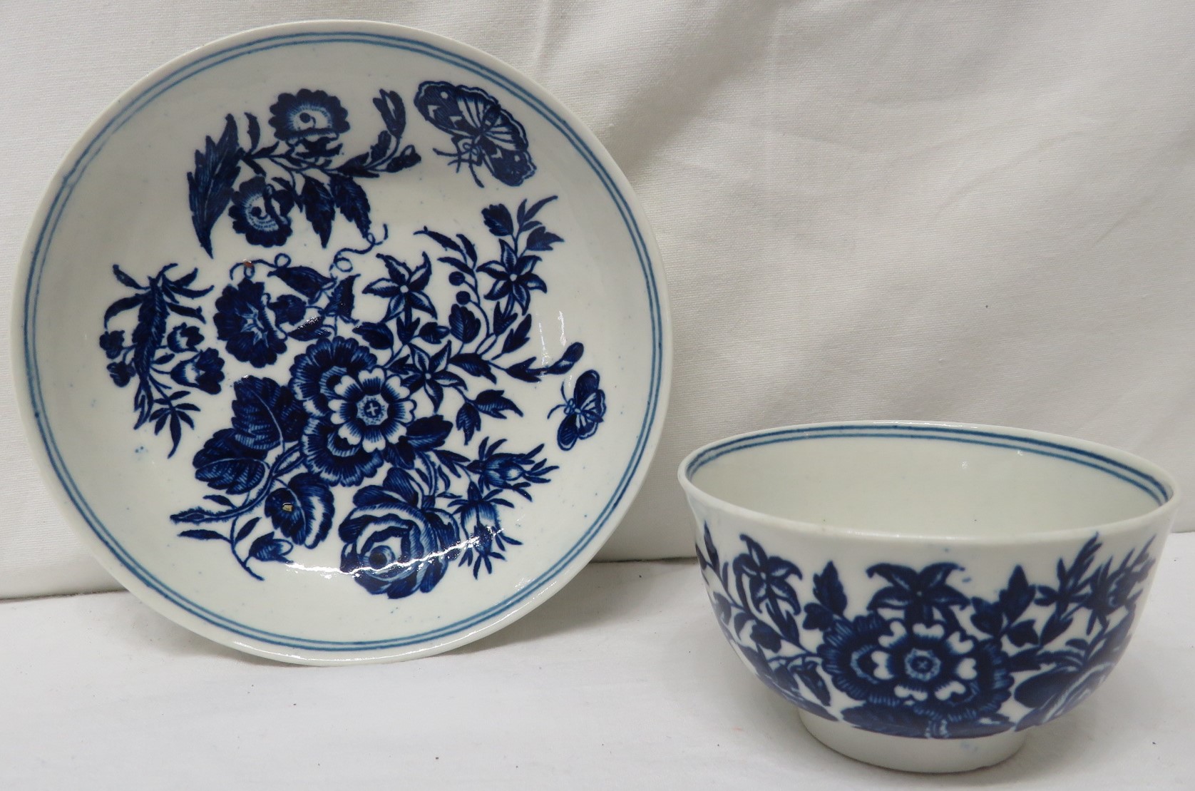 Early Caughley blue and white tea bowl and saucer, patterned with flowers and butterflies, double- - Image 2 of 3
