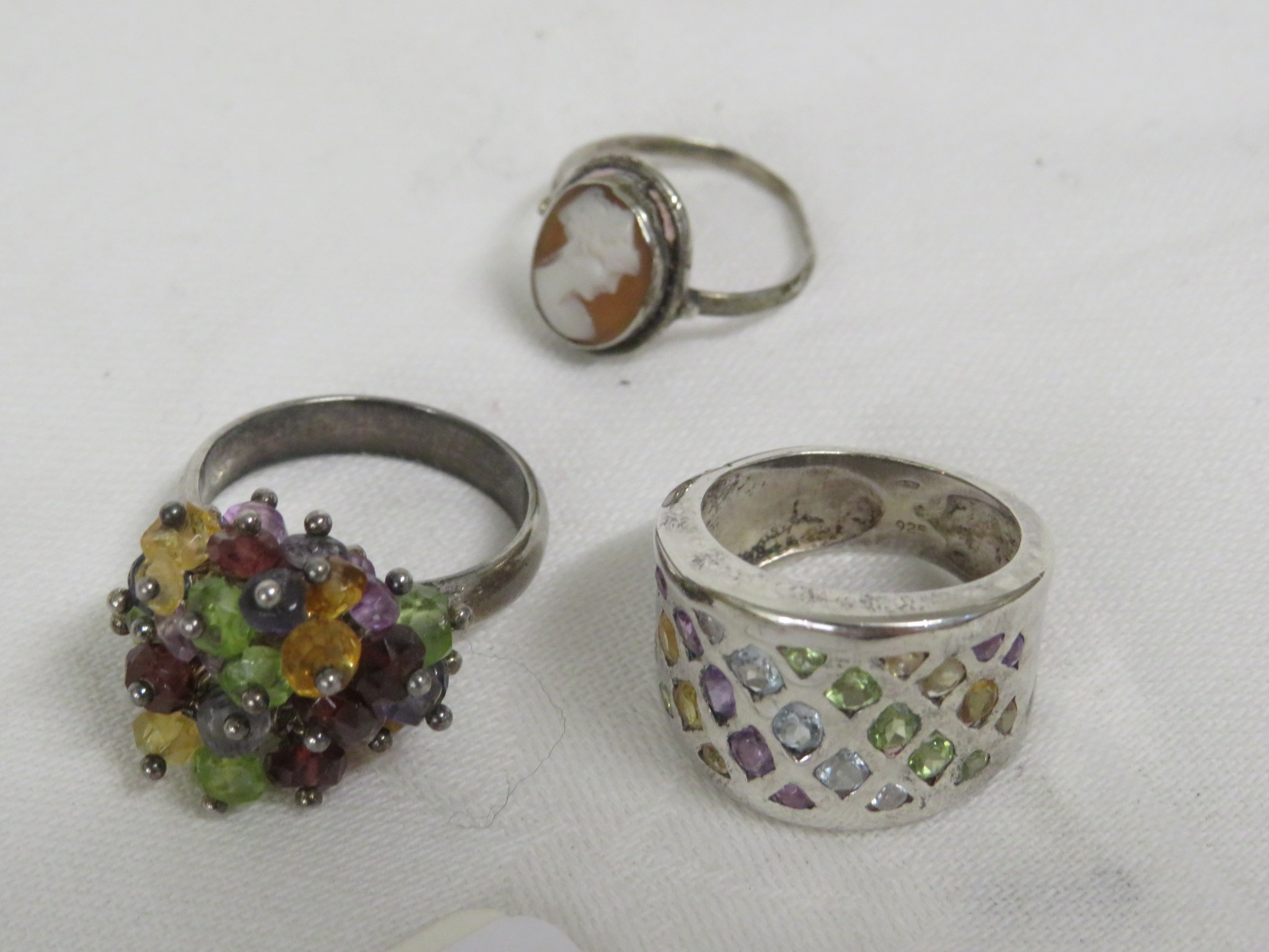 925 WHITE METAL RING SET WITH COLOURED FAUX STONES; DRESS RING SET WITH CAMEO PORTRAIT; DRESS RING - Image 2 of 2