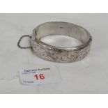 A BIRMINGHAM SILVER HALF-ENGRAVED BANGLE (0.9 OZT)