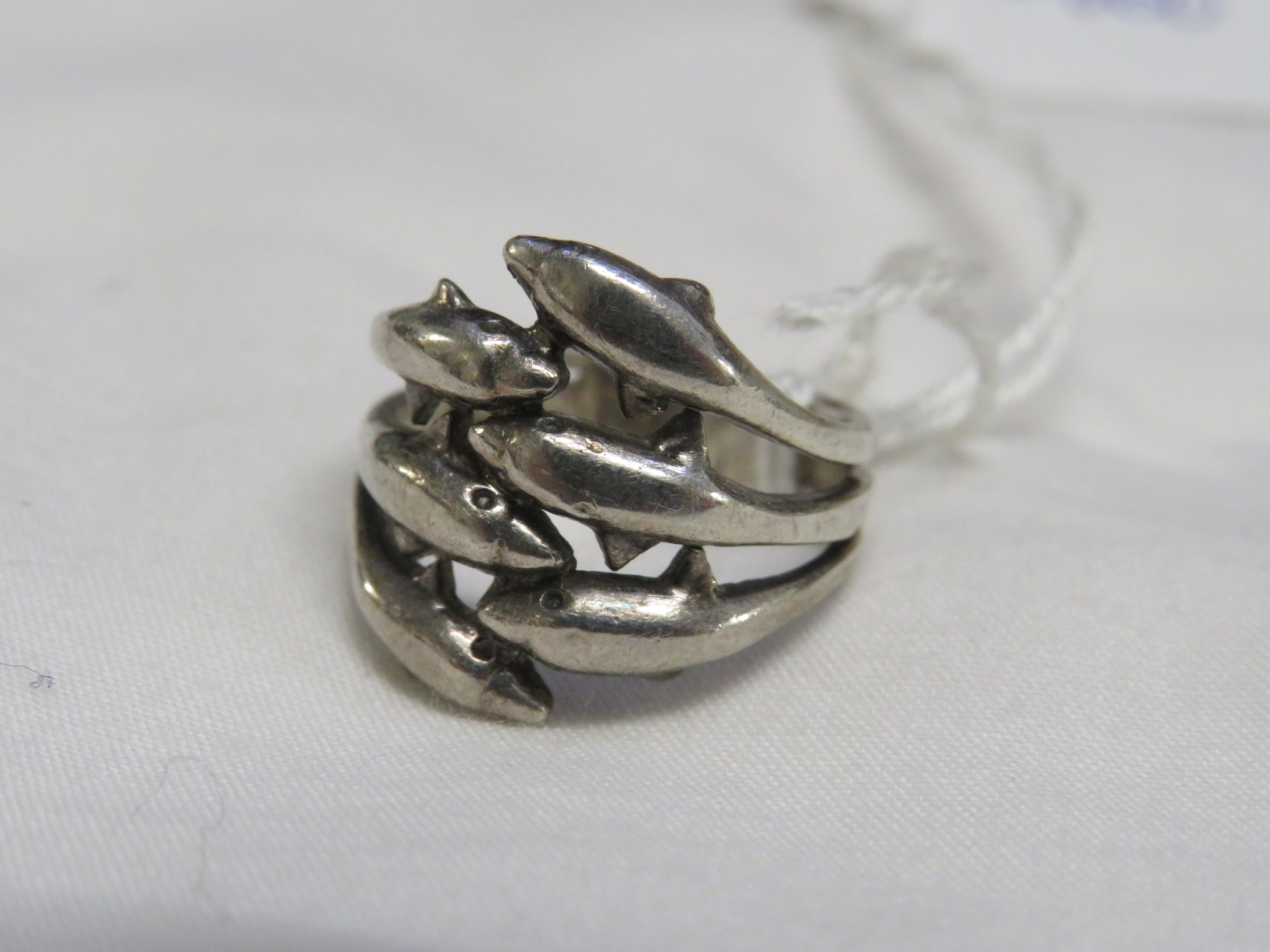 925 WHITE METAL RING IN THE FORM OF DOLPHINS, AND A WIRE RING WITH TWO PEARLS - Image 3 of 3
