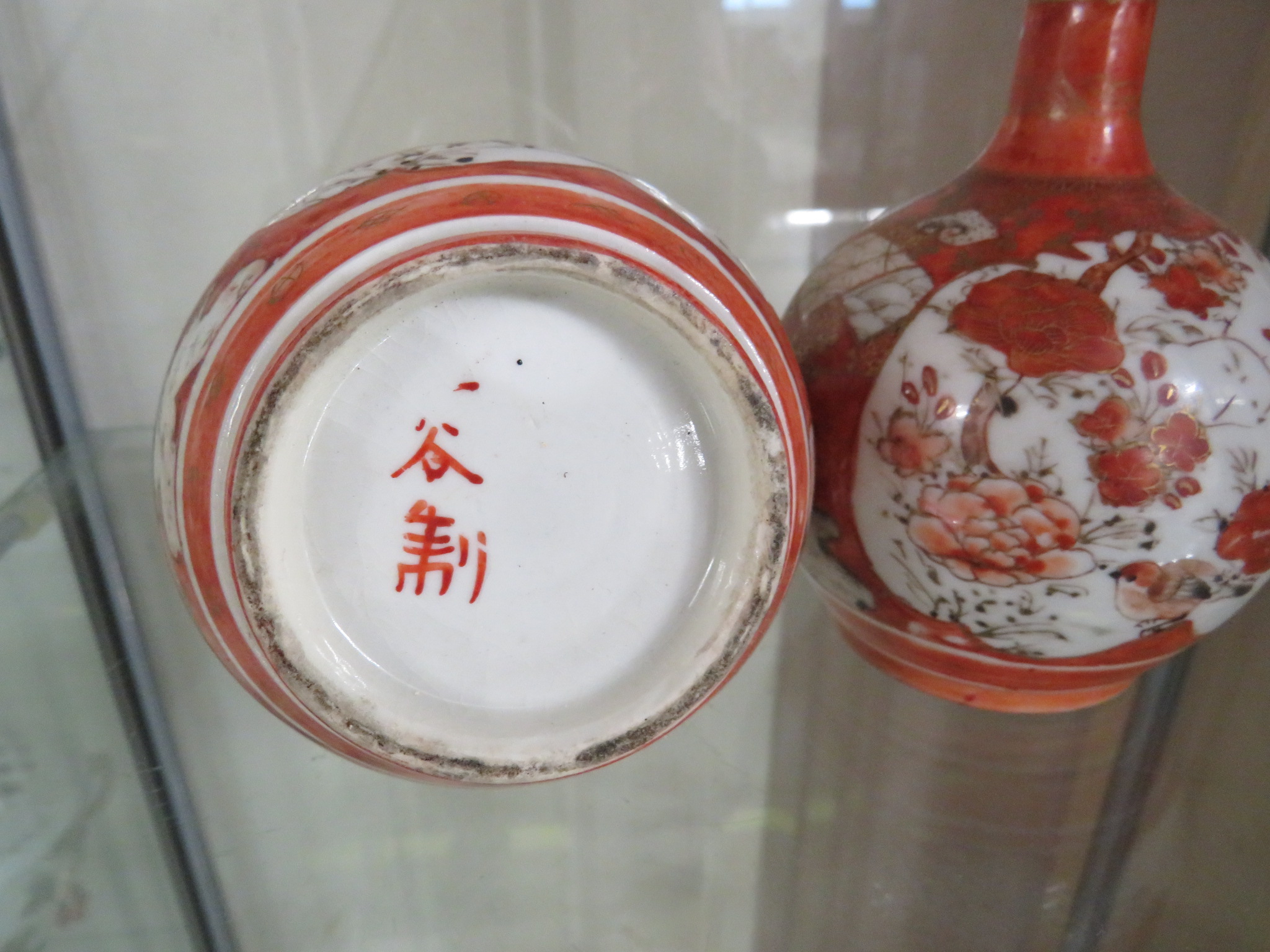 PAIR OF CHINESE PORCELAIN STEM VASES DECORATED IN RED AND PAINTED WITH PANELS OF BIRDS AND FIGURES - Image 3 of 3