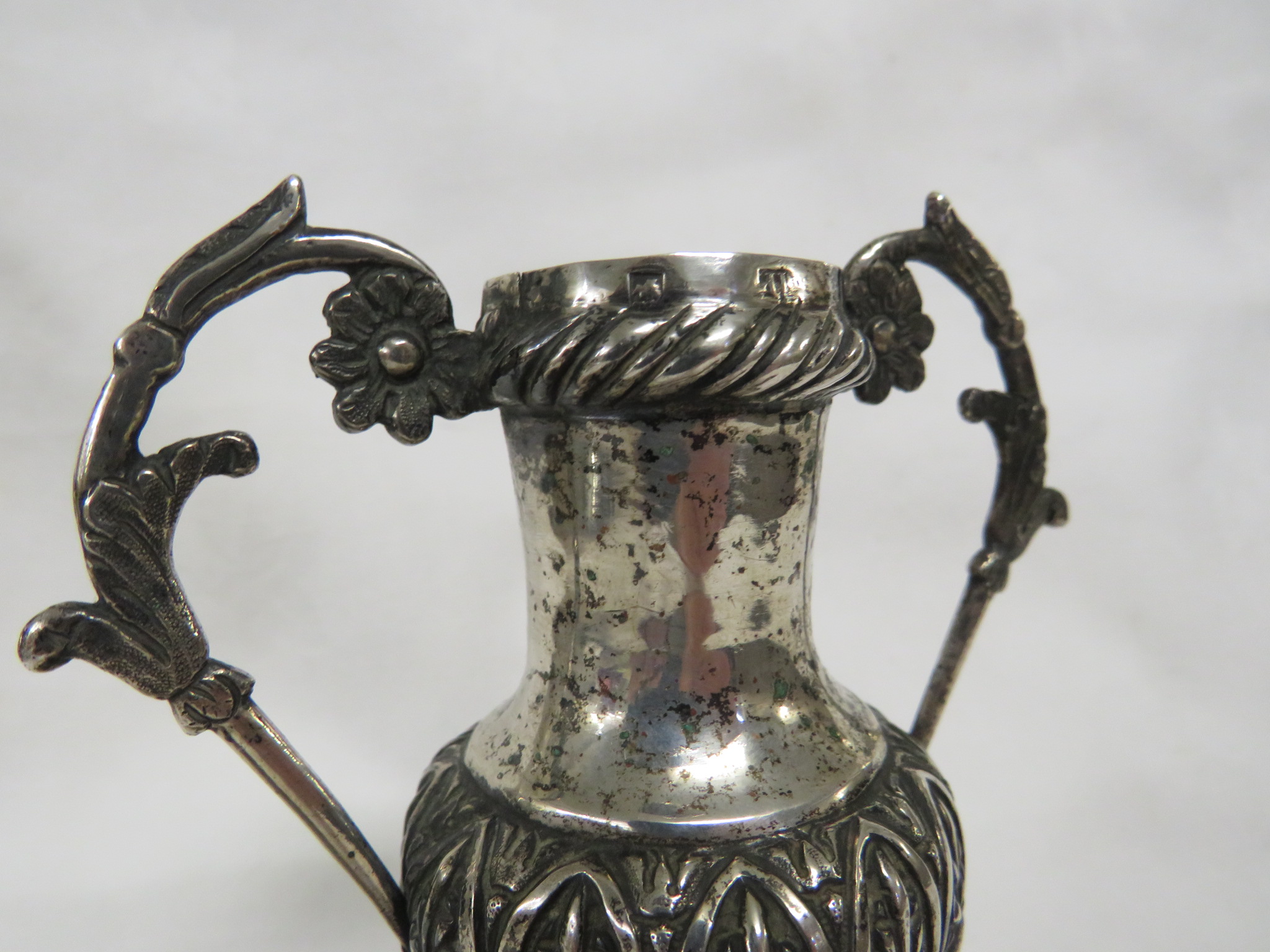 A WHITE METAL TWO-HANDLED VASE WITH STAMPED MARKS (HEIGHT 12CM), A SMALL CLOTHES BRUSH WITH WHITE - Image 3 of 3