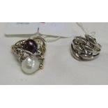 925 WHITE METAL RING IN THE FORM OF DOLPHINS, AND A WIRE RING WITH TWO PEARLS