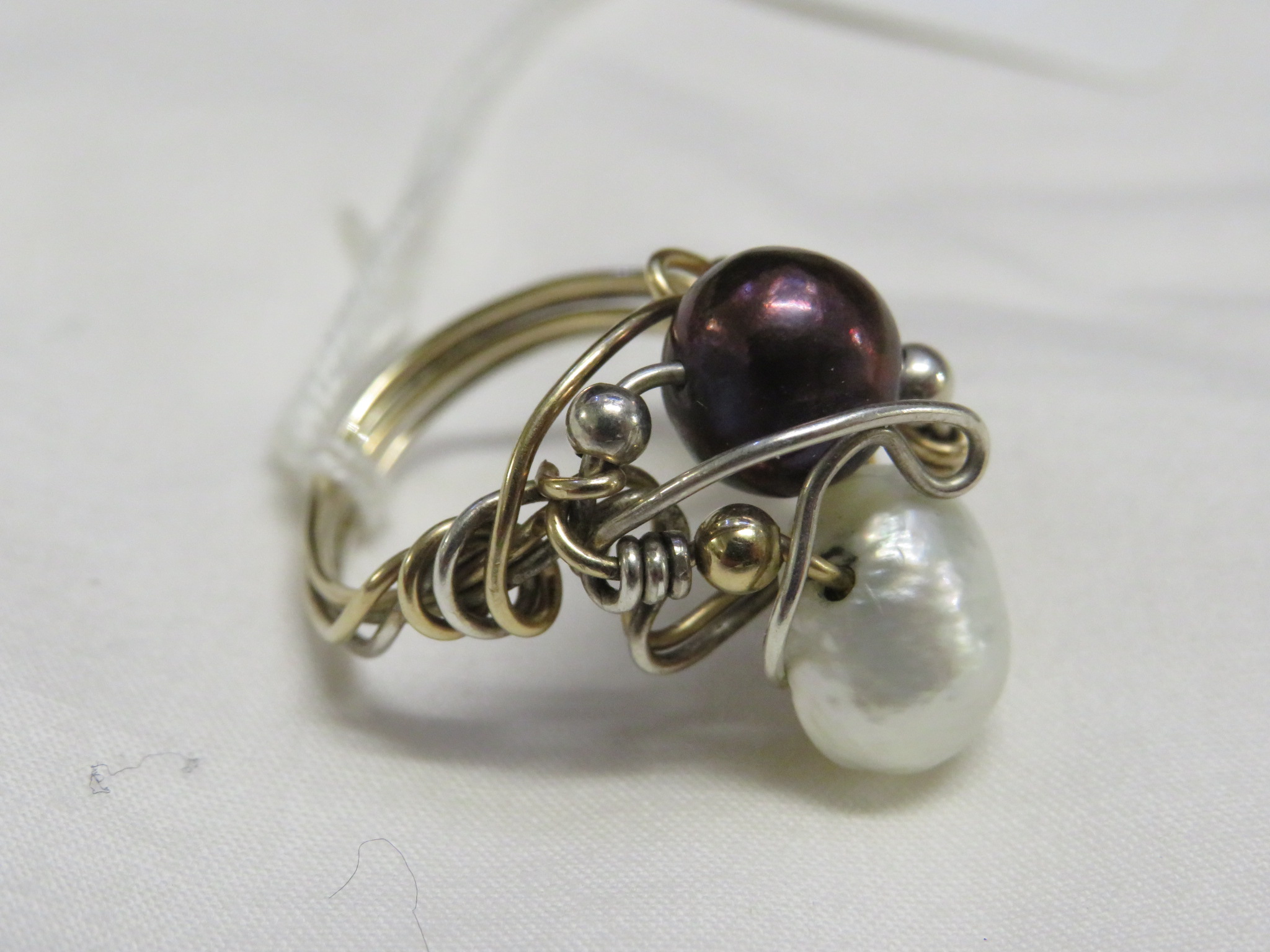 925 WHITE METAL RING IN THE FORM OF DOLPHINS, AND A WIRE RING WITH TWO PEARLS - Image 2 of 3