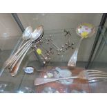 HALLMARKED SILVER FORK TOGETHER WITH SILVER-PLATED DESSERT SPOONS AND KNIFE RESTS (ONE SHELF)