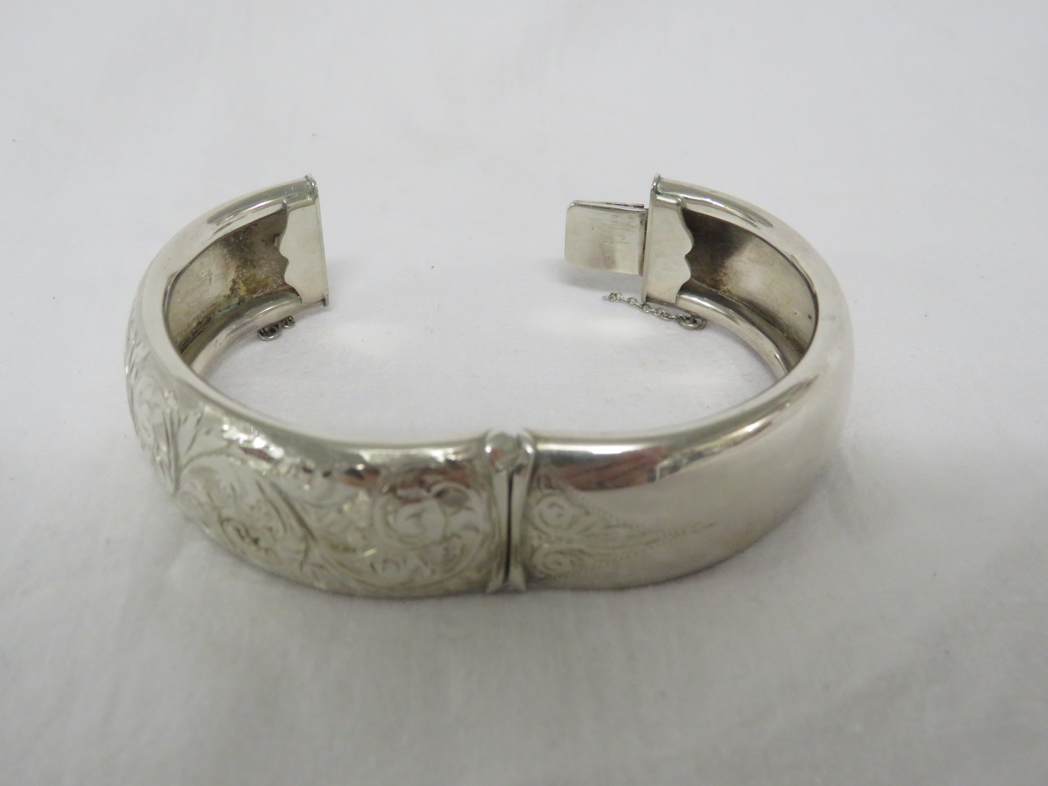 A SMITH EWEN & STYLIC LTD HALF-FOLIATE ENGRAVED SILVER BANGLE WITH SAFETY CHAIN, MARKS FOR - Image 3 of 4