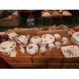 SELECTION OF ROYAL WORCESTER DINING AND TEA WARE INCLUDING EVESHAM PATTERN (AF)