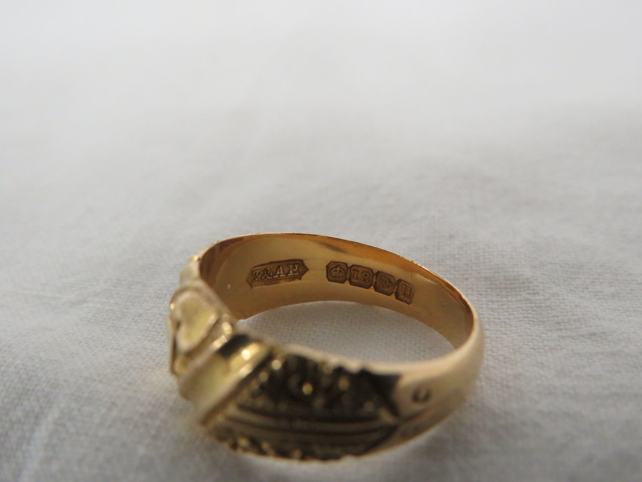18 CARAT GOLD RING ENGRAVED WITH A ROW OF THREE HEARTS AND FOLIAGE, BRITISH HALLMARKS, 5.8G, WITH - Image 3 of 3