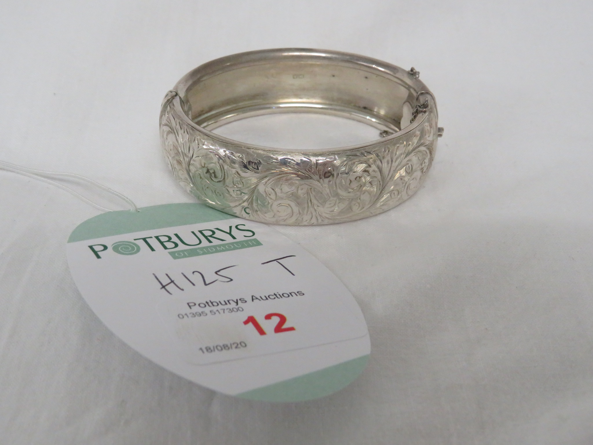 A SMITH EWEN & STYLIC LTD HALF-FOLIATE ENGRAVED SILVER BANGLE WITH SAFETY CHAIN, MARKS FOR