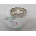 A SMITH EWEN & STYLIC LTD HALF-FOLIATE ENGRAVED SILVER BANGLE WITH SAFETY CHAIN, MARKS FOR