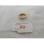 A YELLOW METAL RING STAMPED T.H 18CT, 2.5G, SIZE I/J FOR GUIDANCE ONLY
