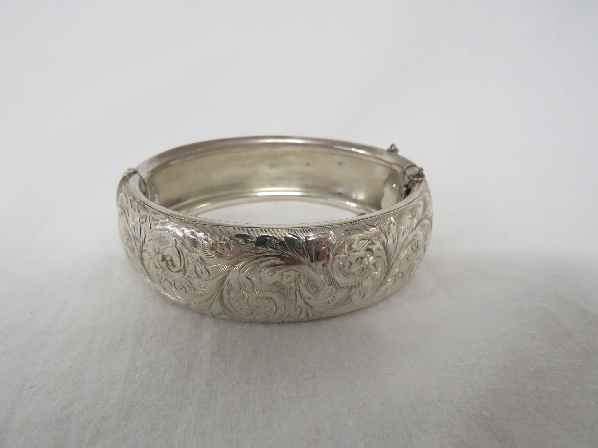 A SMITH EWEN & STYLIC LTD HALF-FOLIATE ENGRAVED SILVER BANGLE WITH SAFETY CHAIN, MARKS FOR - Image 2 of 4