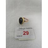 A DAMAGED SIGNET RING SET WITH AN OVAL POLISHED AGATE (14MM X 10MM), THE SHANK CUT AND