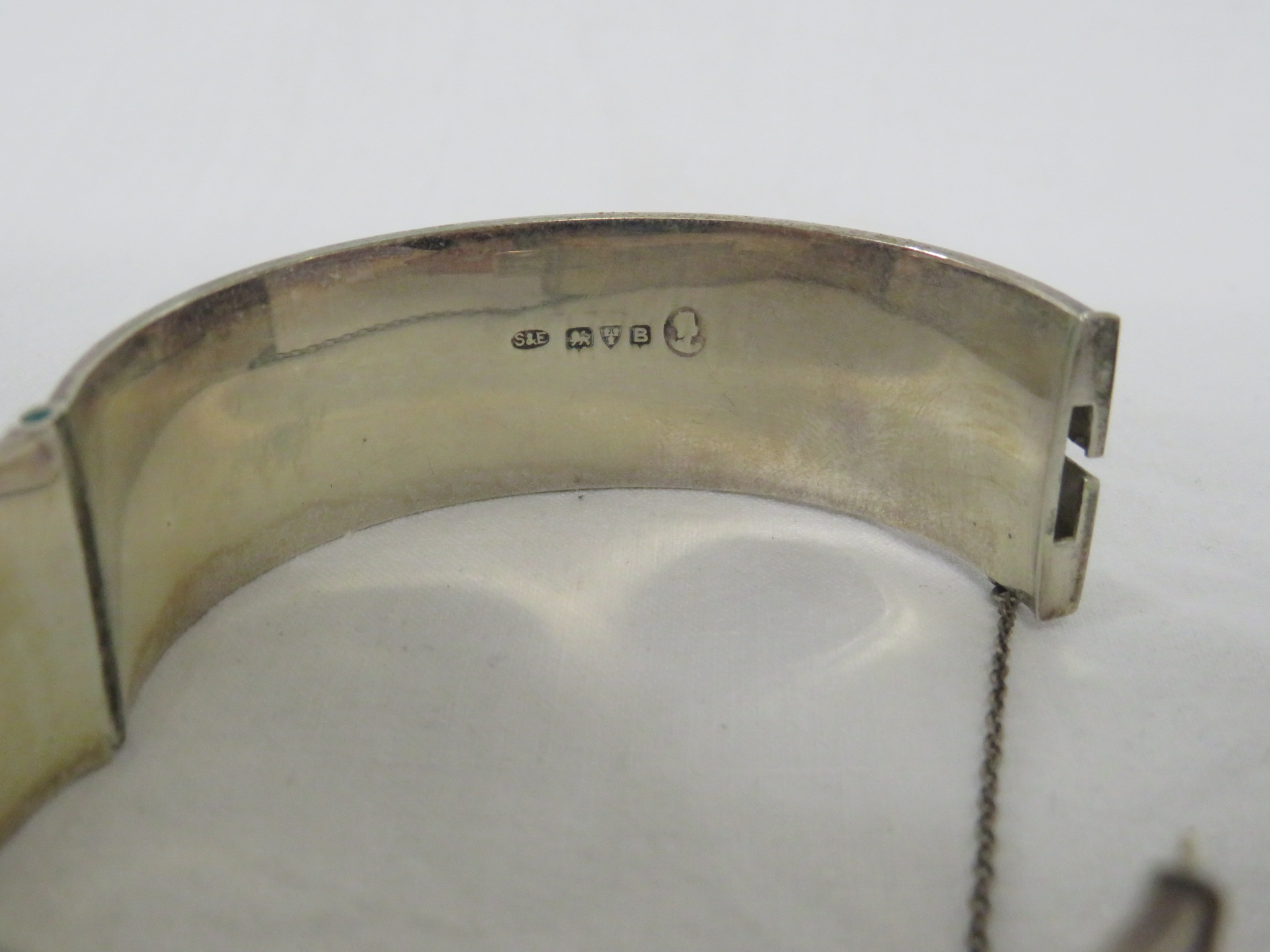 A SMITH EWEN & STYLIC LTD HALF- ENGRAVED STRAIGHT-SIDED SILVER BANGLE WITH FOLIATE AND LOZENGE - Image 4 of 4