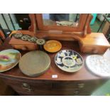 FOUR DECORATIVE PLATES, BRASS GONG AND HORSE BRASSES