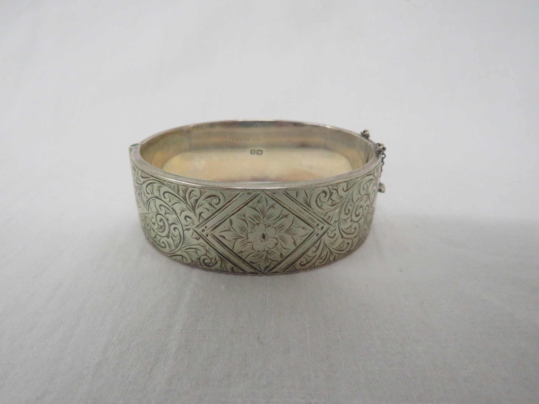 A SMITH EWEN & STYLIC LTD HALF- ENGRAVED STRAIGHT-SIDED SILVER BANGLE WITH FOLIATE AND LOZENGE - Image 2 of 4