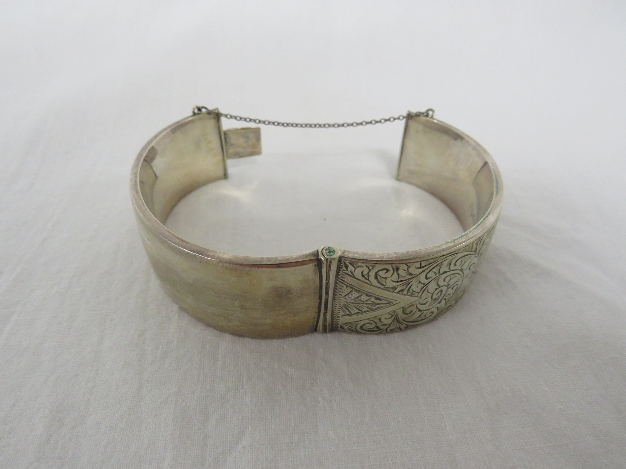 A SMITH EWEN & STYLIC LTD HALF- ENGRAVED STRAIGHT-SIDED SILVER BANGLE WITH FOLIATE AND LOZENGE - Image 3 of 4