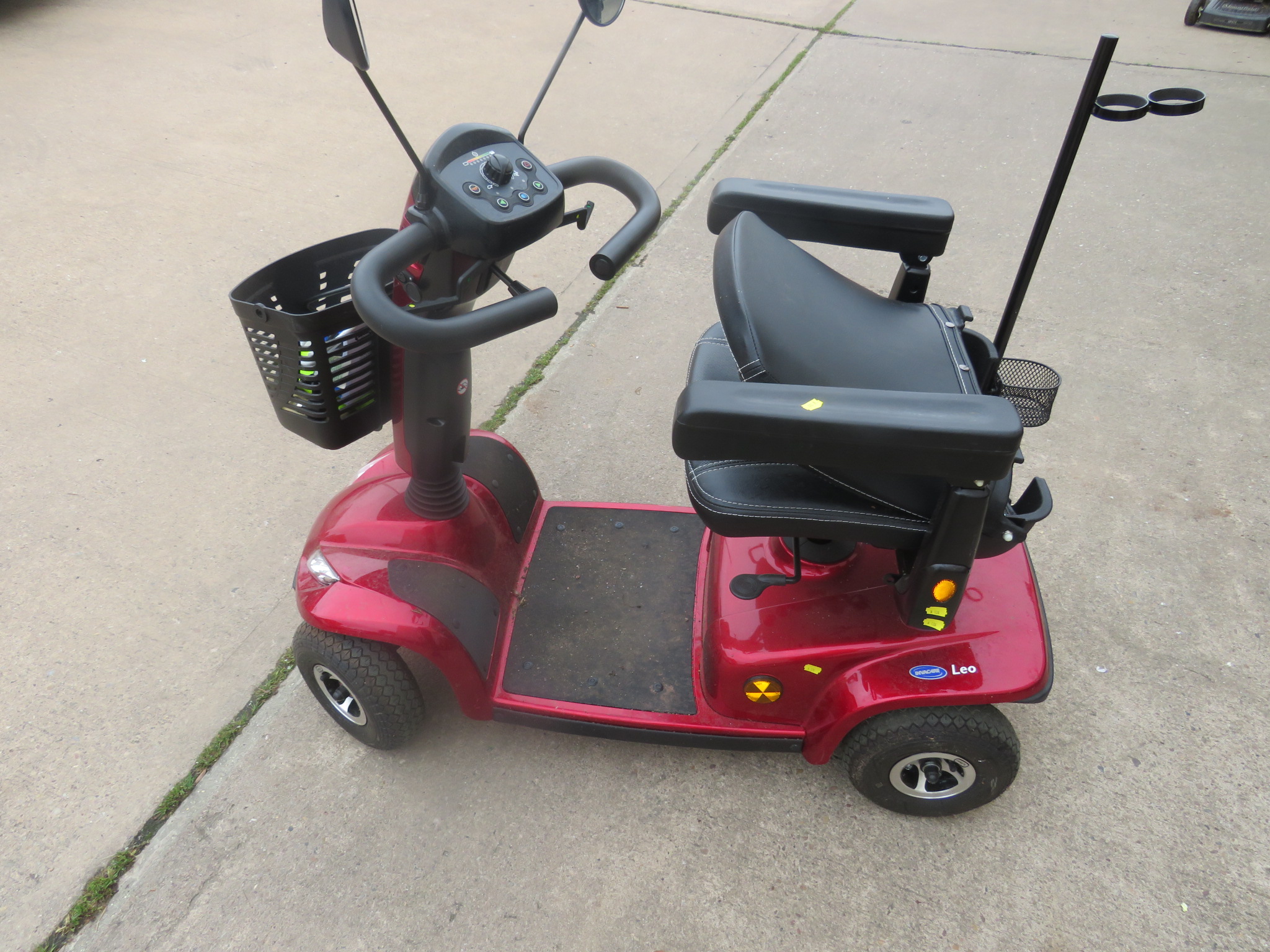 INVACARE LEO RED FOUR WHEEL MOBILITY SCOOTER, WITH KEY, BATTERY CHARGER AND USER MANUAL - Image 4 of 8