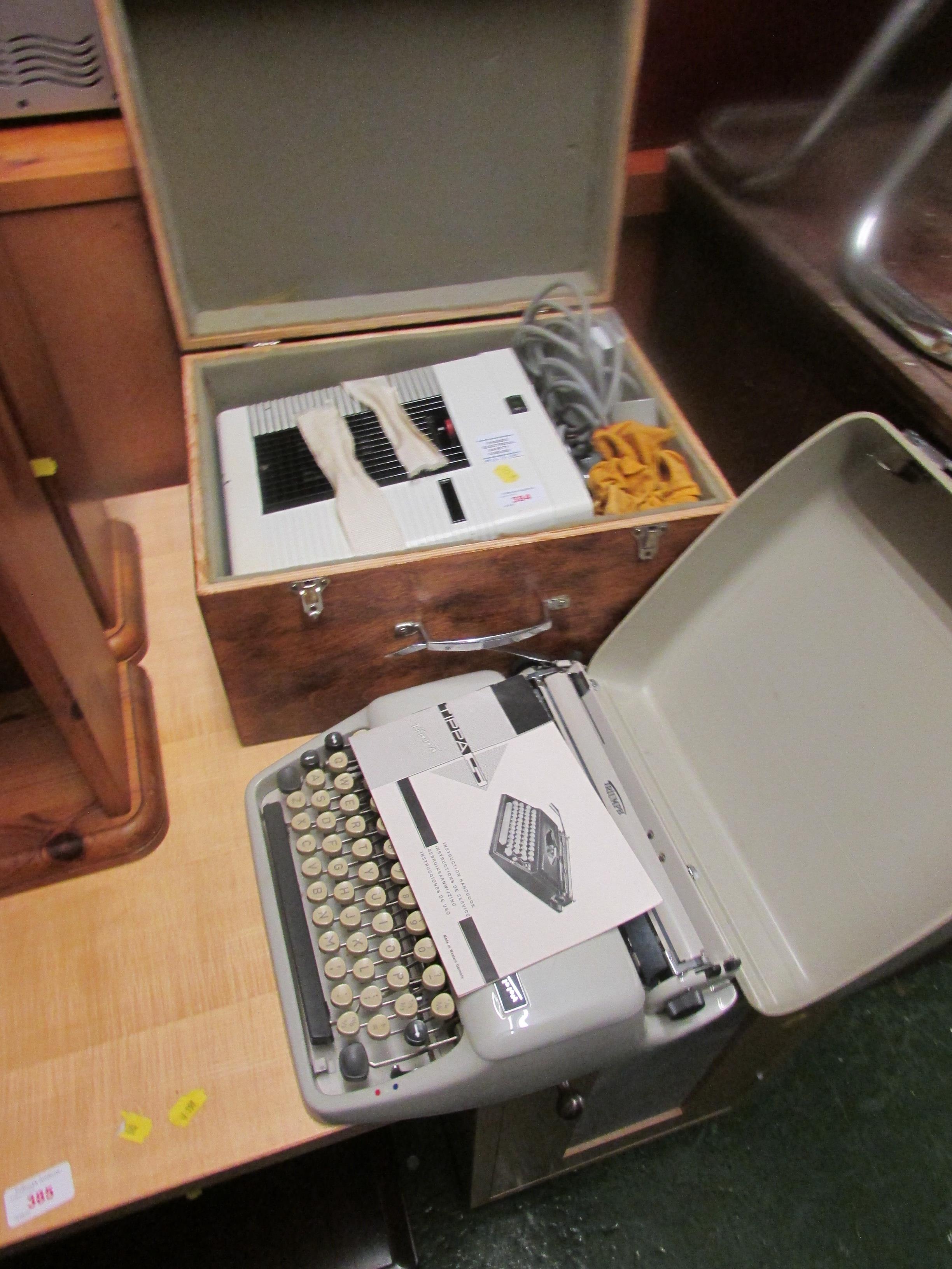 BRAUN SLIDE PROJECTOR IN CARRY CASE (NEEDS A PLUG) TOGETHER WITH A TIPPA S TYPEWRITER