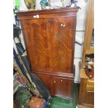 MAHOGANY VENEERED ILLUMINATED DRINKS CABINET WITH TWO DOOR CUPBOARD BENEATH (NEEDS A PLUG)