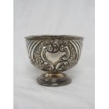 SILVER ROSE BOWL ON FOOT, GADROONED WITH SCROLLED ESCUTCHEONS AND ENGRAVED AND REPOUSSE FOLIAGE,