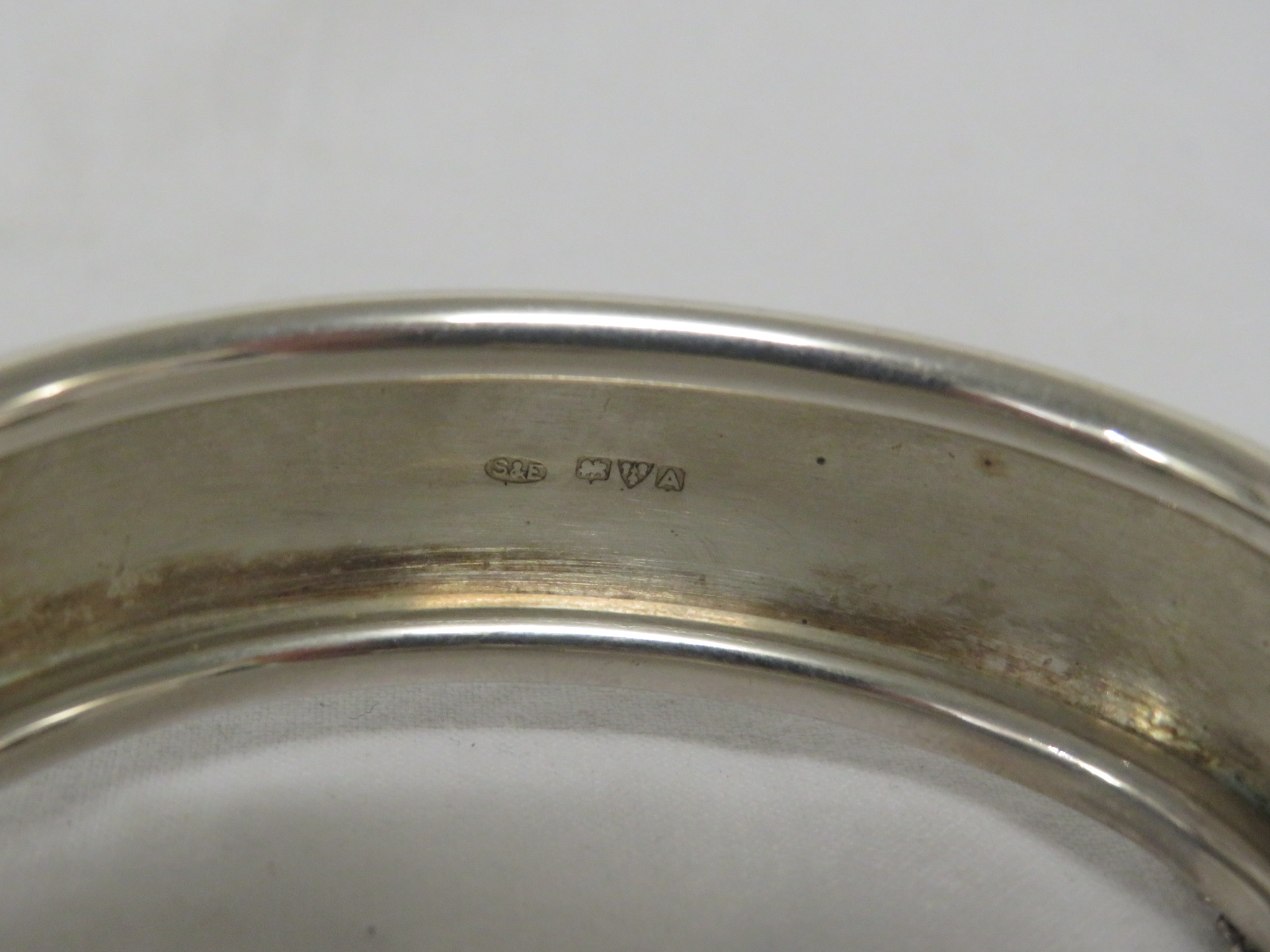 A SMITH EWEN & STYLIC LTD HALF-FOLIATE ENGRAVED SILVER BANGLE WITH SAFETY CHAIN, MARKS FOR - Image 4 of 4