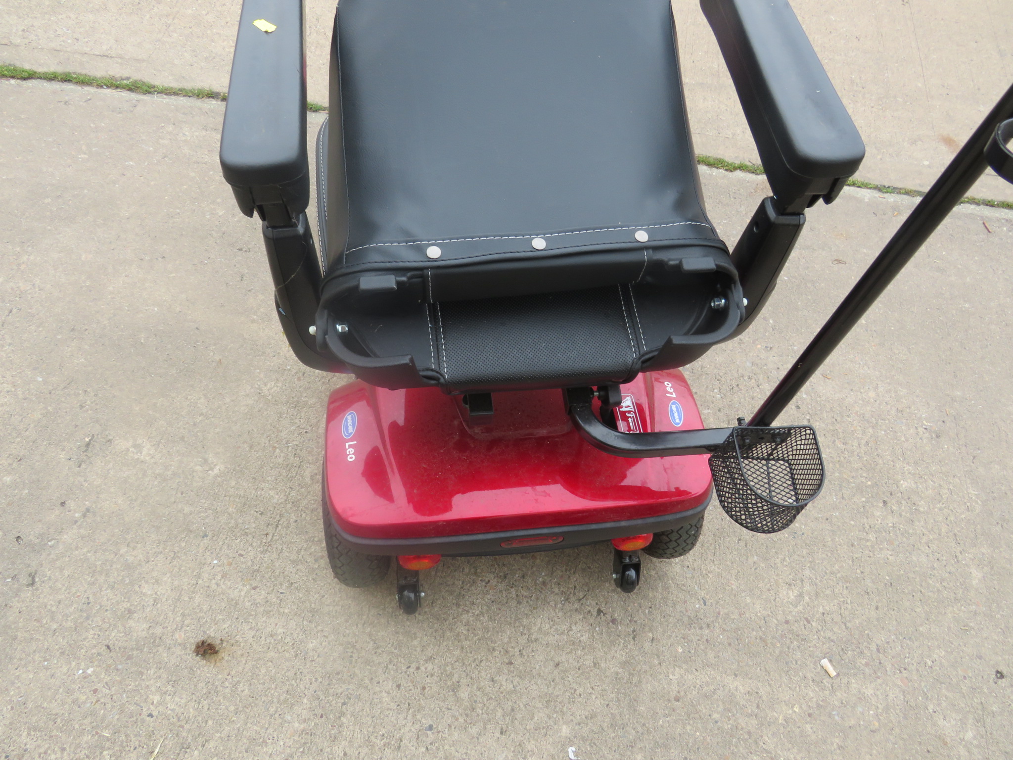 INVACARE LEO RED FOUR WHEEL MOBILITY SCOOTER, WITH KEY, BATTERY CHARGER AND USER MANUAL - Image 5 of 8