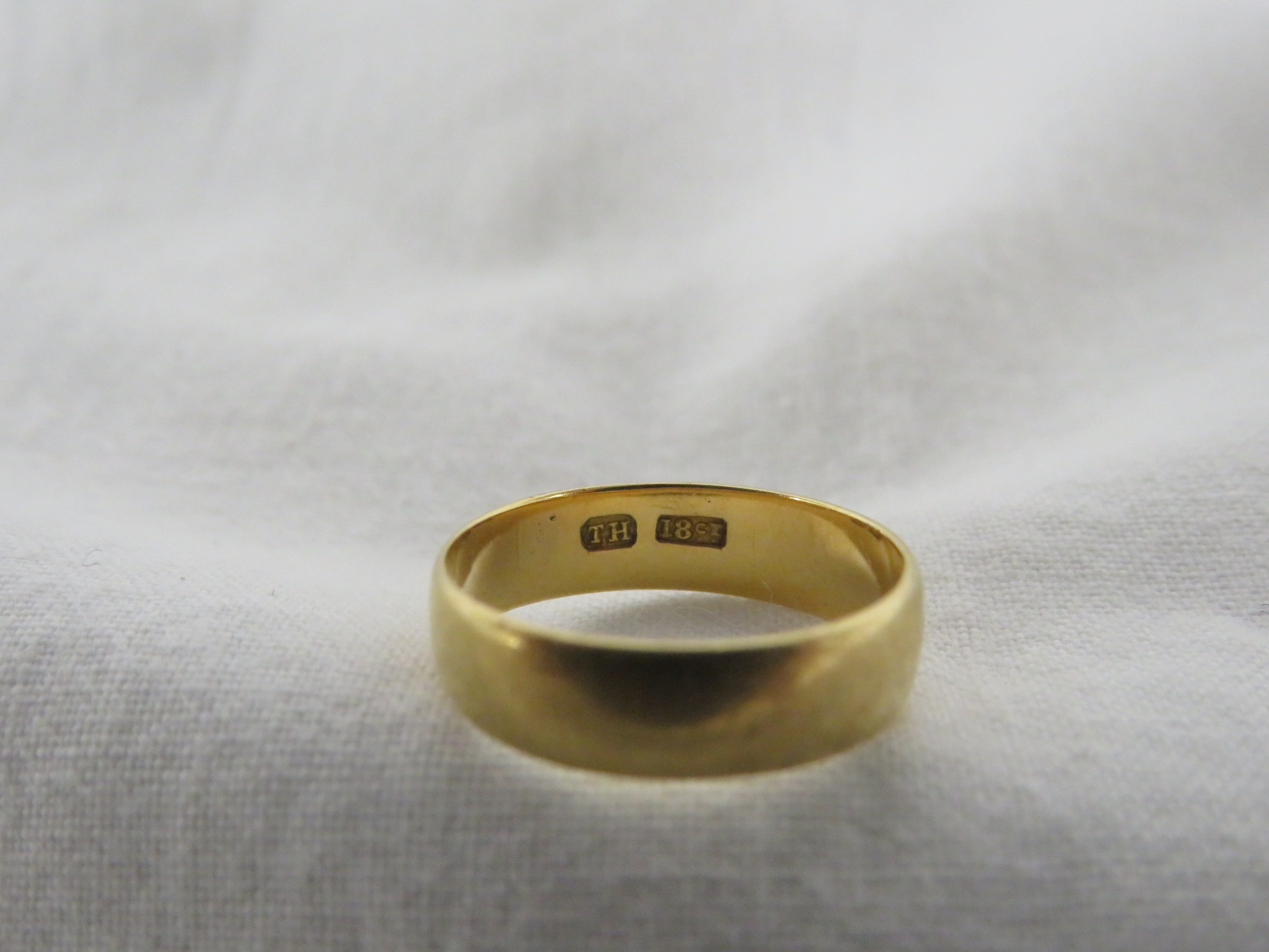 A YELLOW METAL RING STAMPED T.H 18CT, 2.5G, SIZE I/J FOR GUIDANCE ONLY - Image 2 of 2