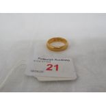 22 CARAT GOLD WEDDING RING, BRITISH HALLMARKS, 7.4G, SIZE M FOR GUIDANCE ONLY