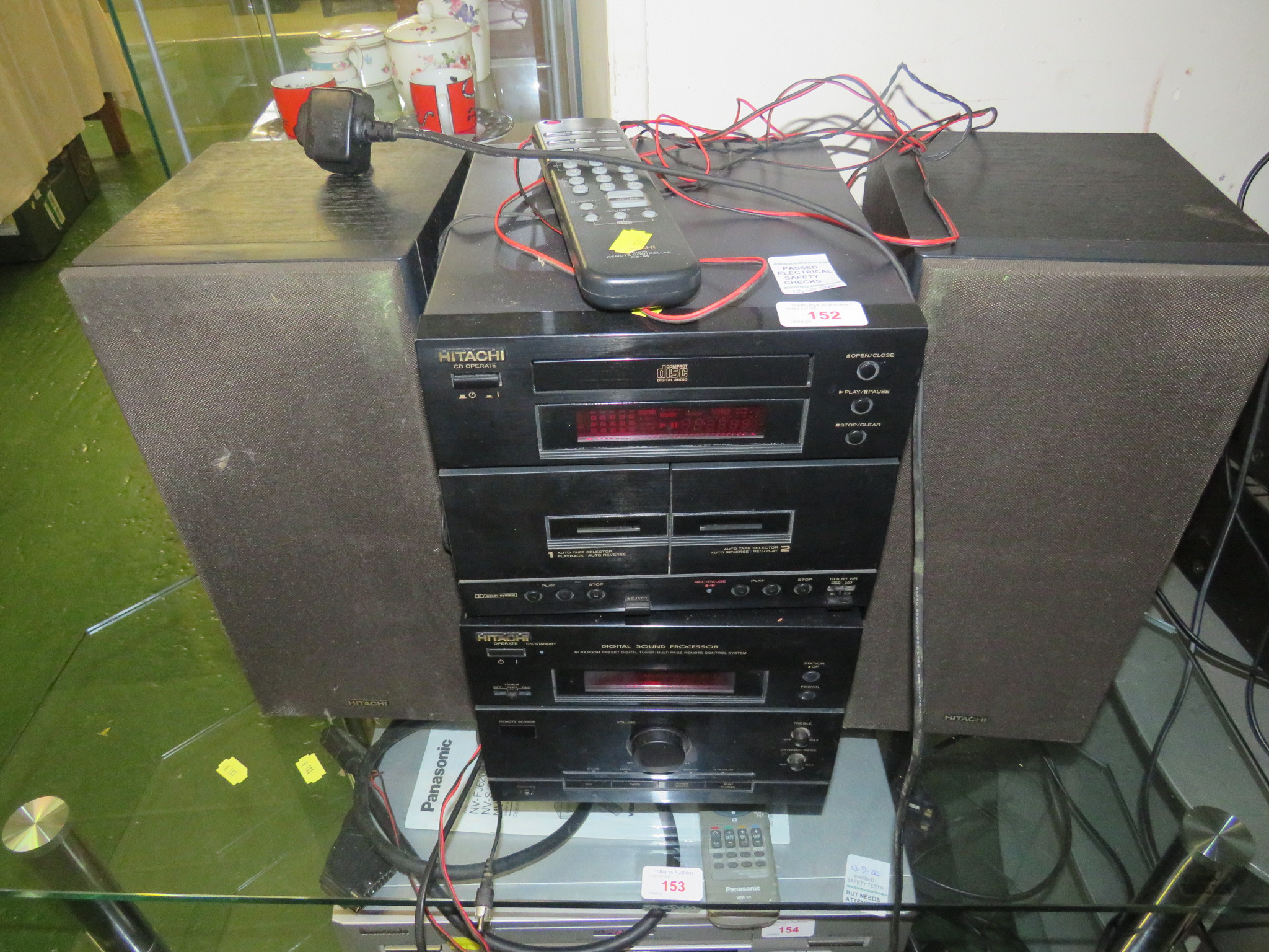 HITACHI HI-FI SYSTEM WITH SPEAKERS AND REMOTE