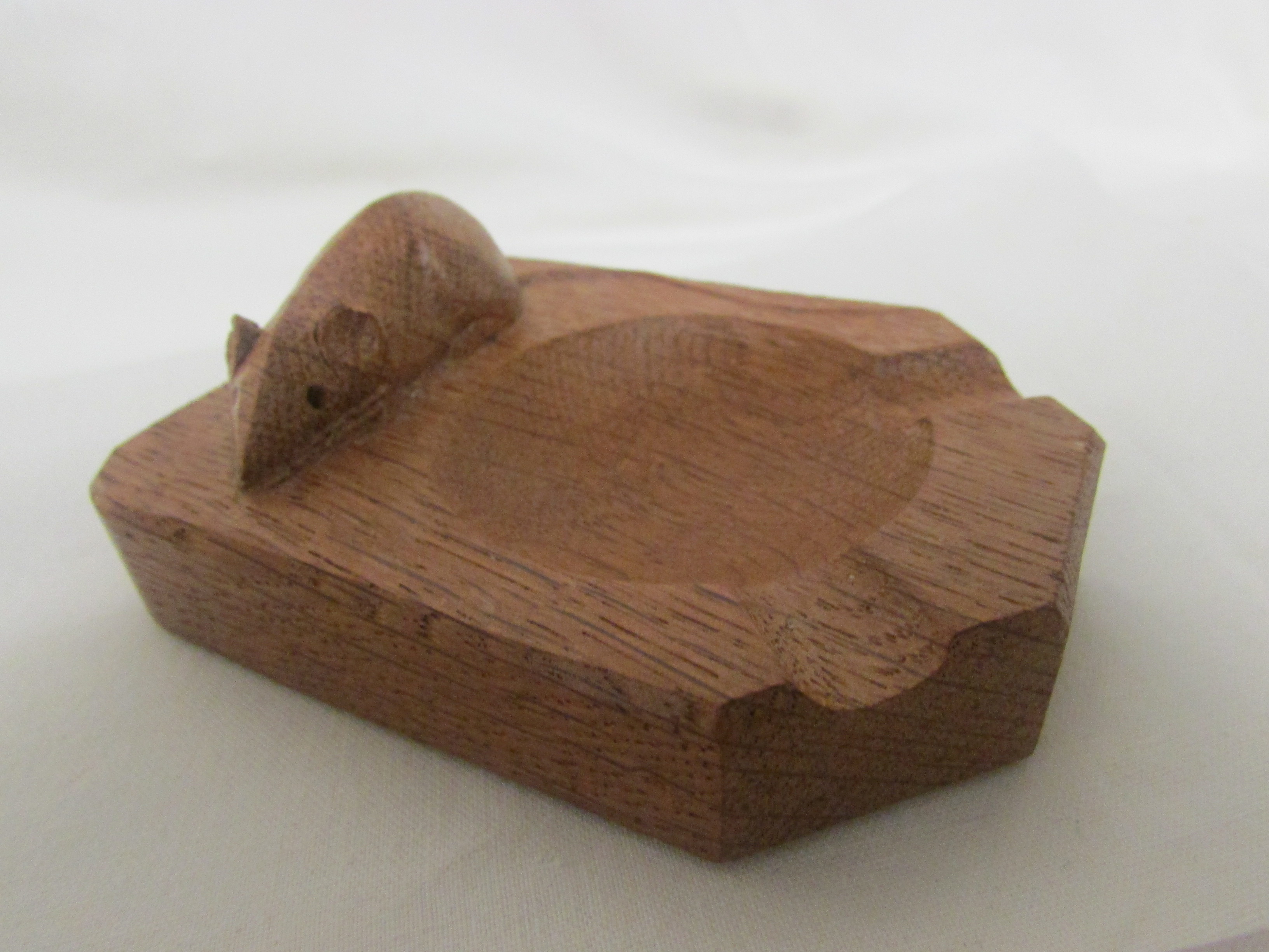 OAK ASH TRAY CARVED WITH A MOUSE - Image 2 of 3