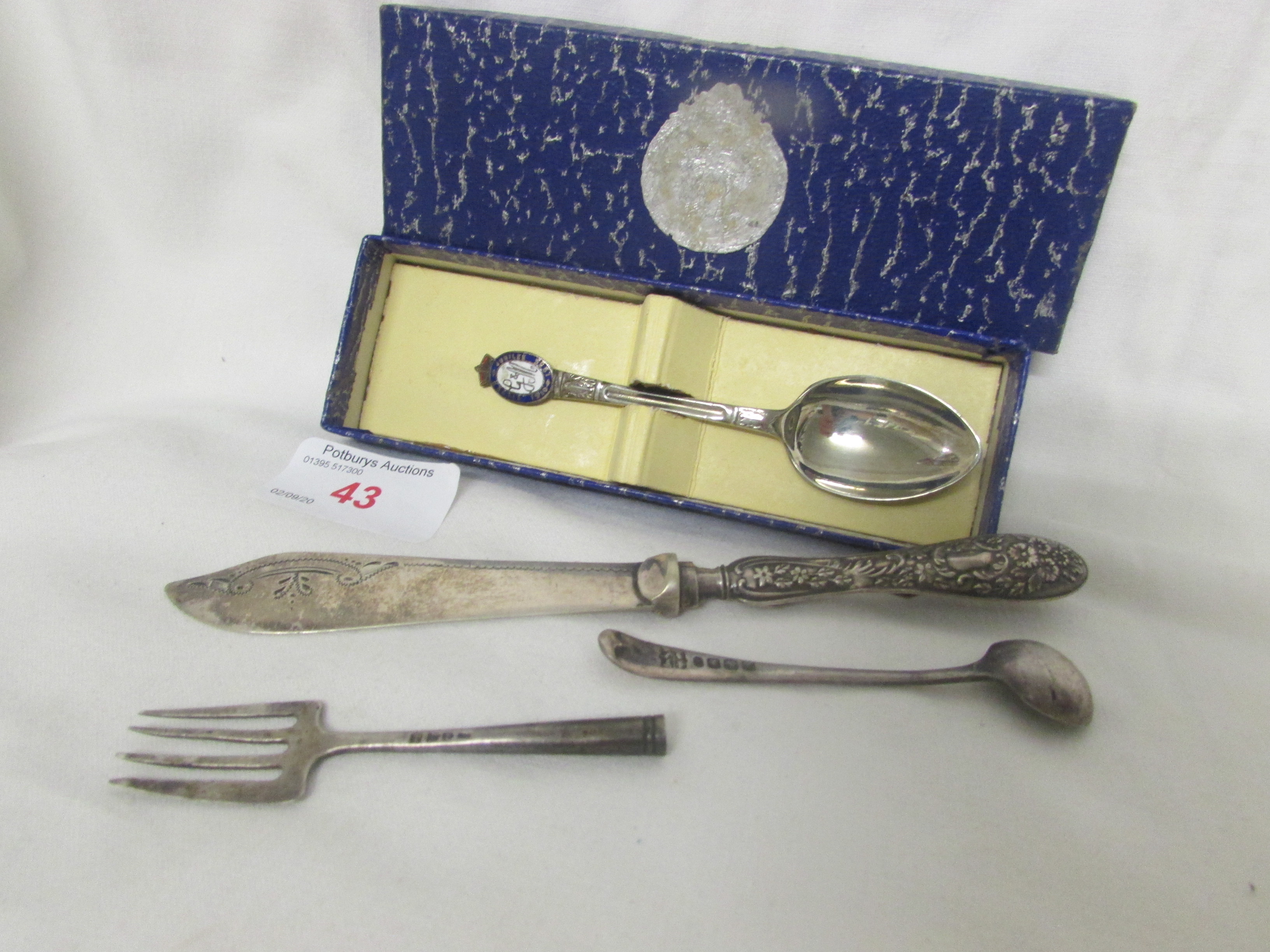 1935 SILVER JUBILEE TEASPOON, SILVER FORK, FILLED SILVER HANDLED KNIFE AND ELECTROPLATED SALT SPOON