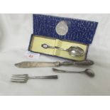 1935 SILVER JUBILEE TEASPOON, SILVER FORK, FILLED SILVER HANDLED KNIFE AND ELECTROPLATED SALT SPOON