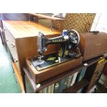 VINTAGE SINGER SEWING MACHINE WITH WOODEN CASE
