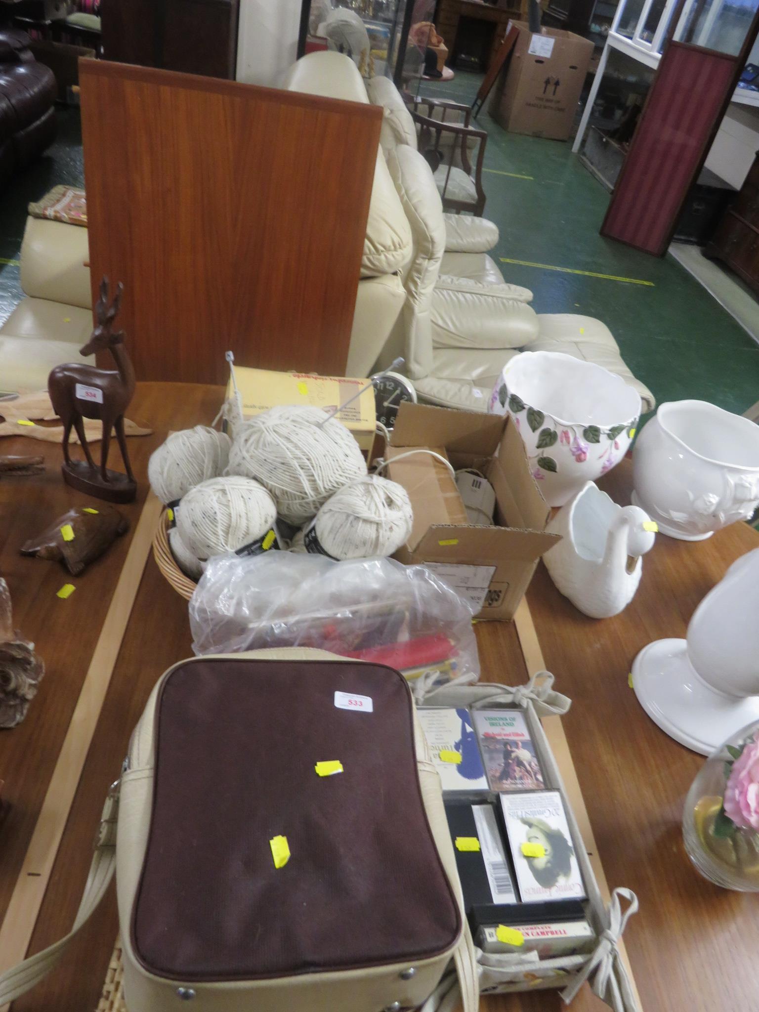 MIXED HOMEWARE INCLUDING CLOTHES IRON, KNITTING NEEDLES, BAGS ETC (ONE ITEM NEEDS A PLUG)