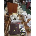 MIXED HOMEWARE INCLUDING CLOTHES IRON, KNITTING NEEDLES, BAGS ETC (ONE ITEM NEEDS A PLUG)