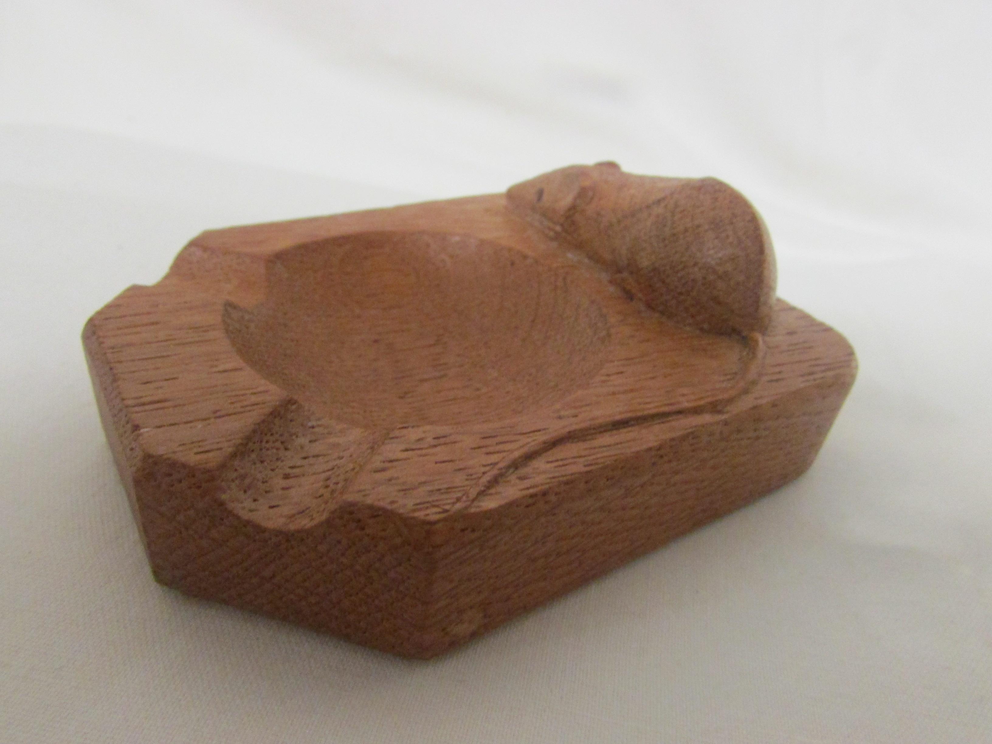 OAK ASH TRAY CARVED WITH A MOUSE - Image 3 of 3