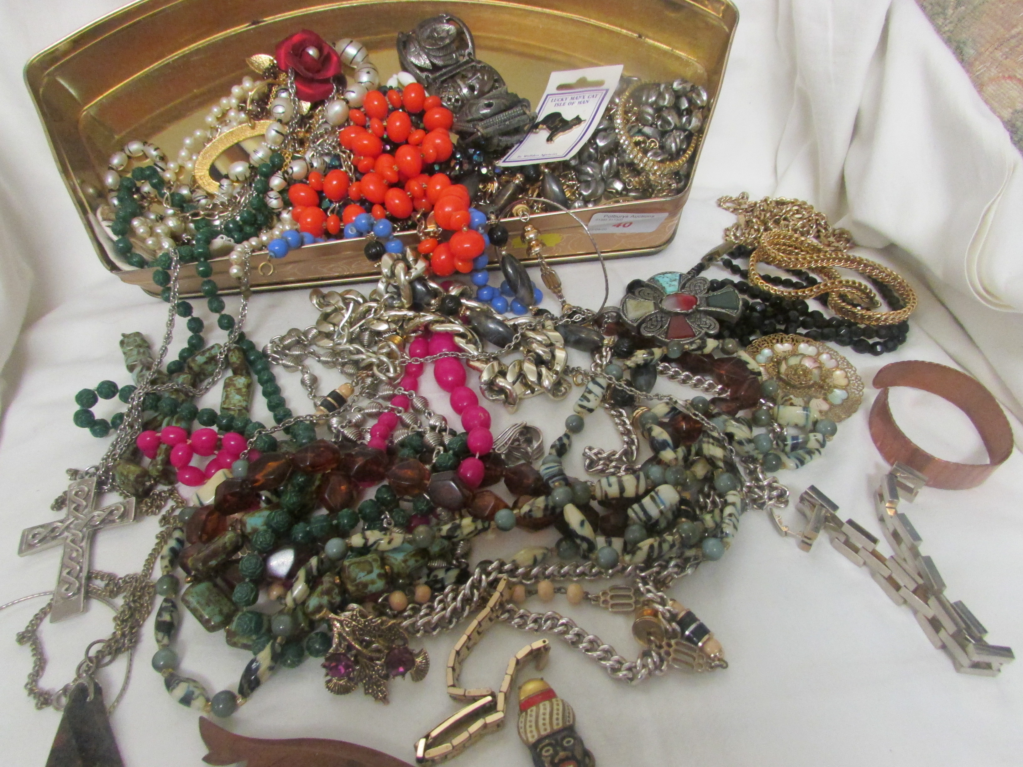 SELECTION OF ASSORTED COSTUME JEWELLERY, POWDER COMPACT AND OTHER SMALL ITEMS, (CONTENTS OF TWO TINS - Image 3 of 3