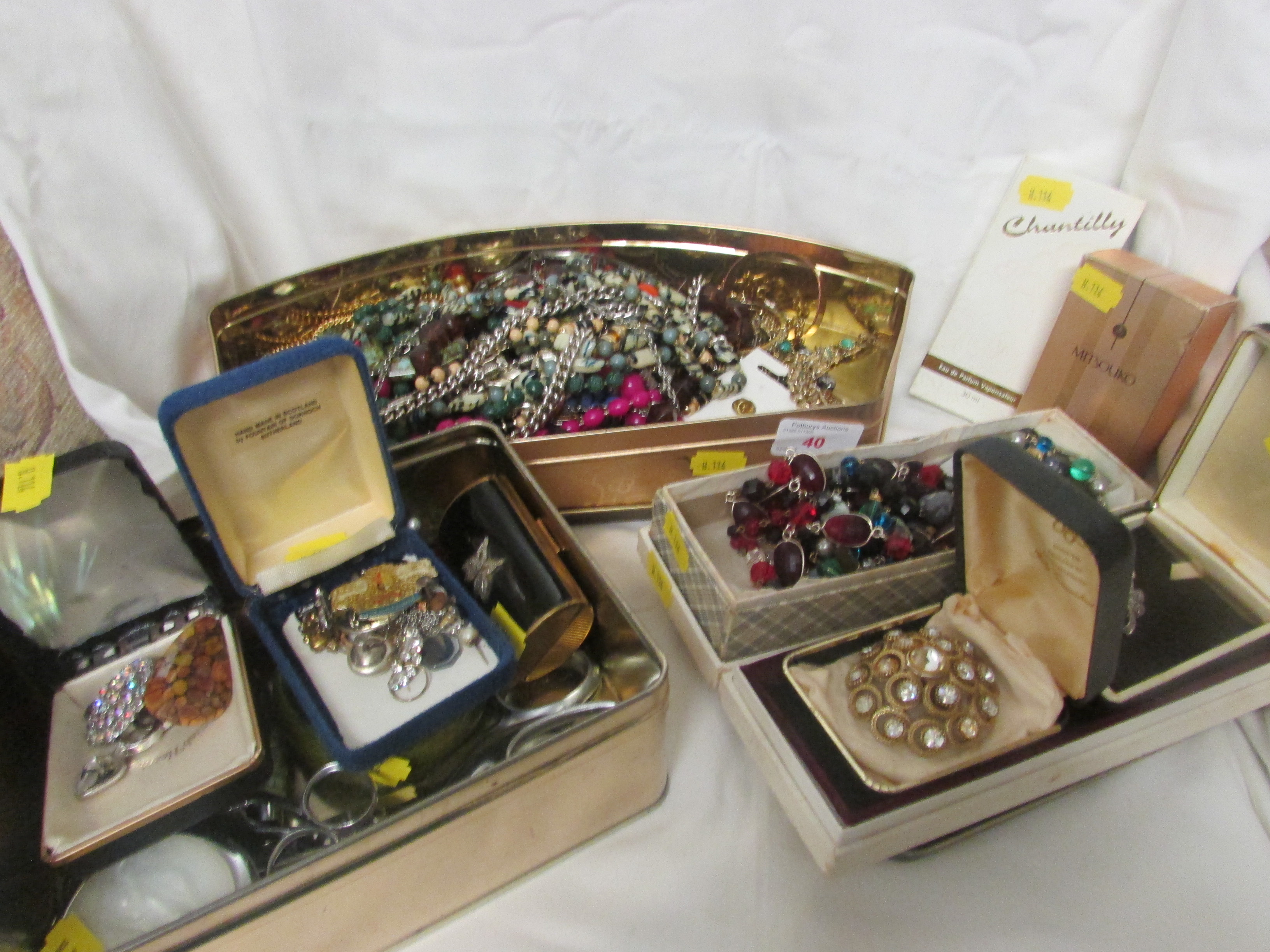 SELECTION OF ASSORTED COSTUME JEWELLERY, POWDER COMPACT AND OTHER SMALL ITEMS, (CONTENTS OF TWO TINS