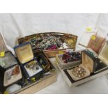 SELECTION OF ASSORTED COSTUME JEWELLERY, POWDER COMPACT AND OTHER SMALL ITEMS, (CONTENTS OF TWO TINS
