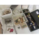 SELECTION OF MIXED COSTUME JEWELLERY INCLUDING RINGS, BROOCHES AND BEADS