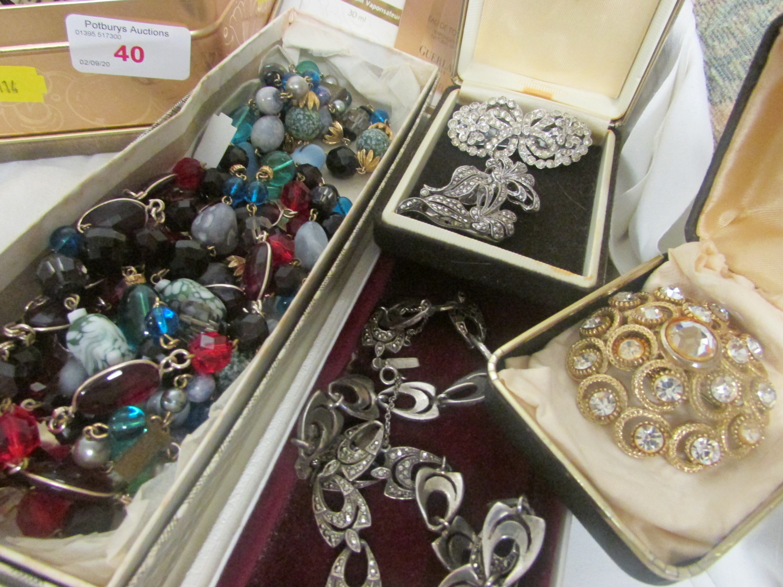 SELECTION OF ASSORTED COSTUME JEWELLERY, POWDER COMPACT AND OTHER SMALL ITEMS, (CONTENTS OF TWO TINS - Image 2 of 3