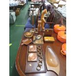 SELECTION OF WOODEN ITEMS, BOOKENDS, TRAYS, FIGURES, ETC