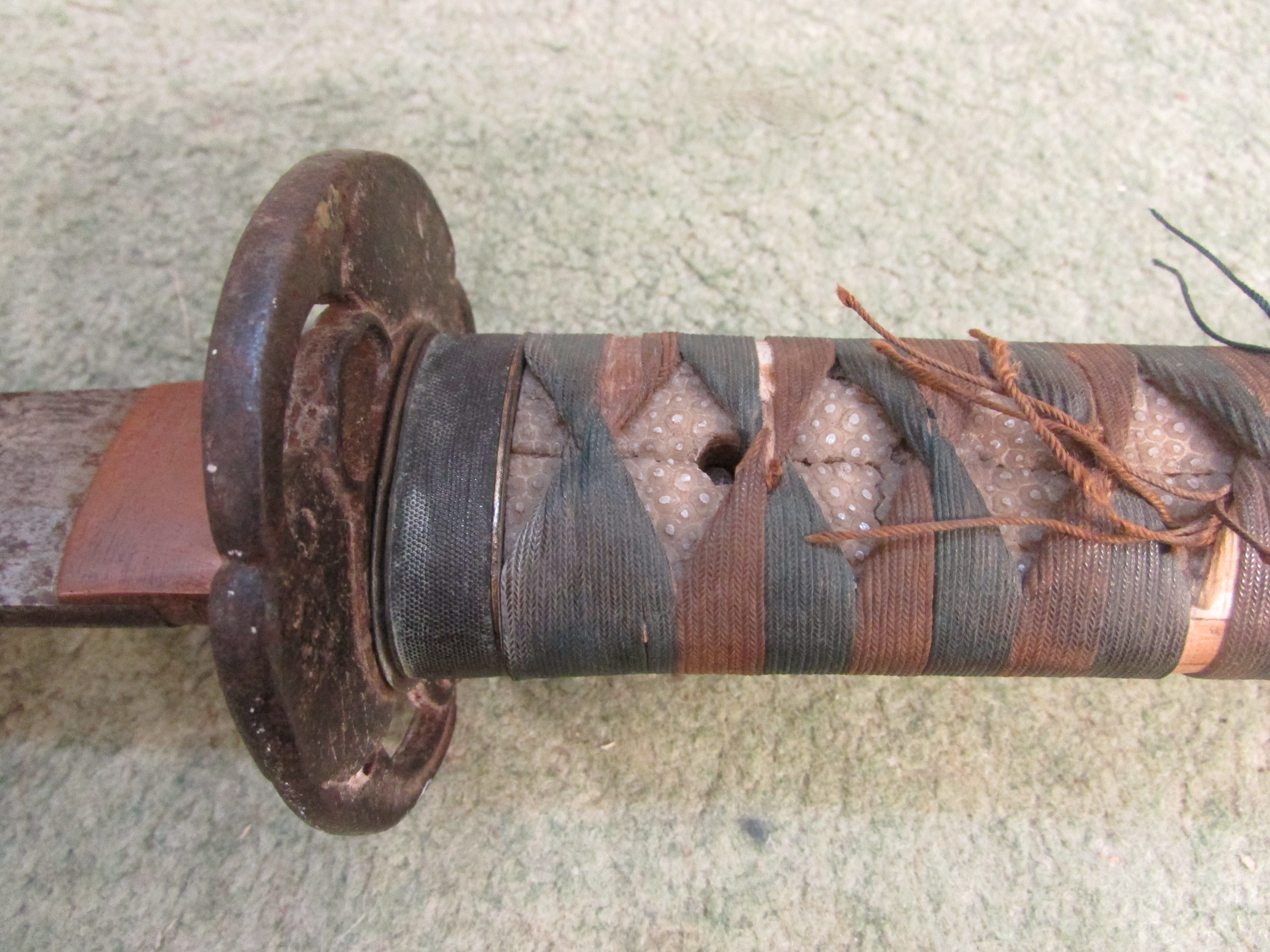 AN ANTIQUE JAPANESE KATANA SWORD WITH SHEATH, SOLD AS FOUND - Image 12 of 35