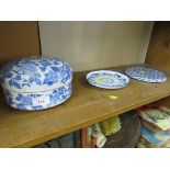 BLUE AND WHITE PATTERN ORIENTAL POTTERY LIDDED DISH, PLATE AND TEA POT STAND.