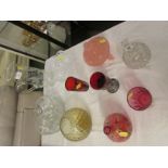 SMALL QUANTITY OF CUT AND COLOURED GLASS, INCLUDING JUG ETCHED WITH FLOWERS, CRANBERRY VASE AND