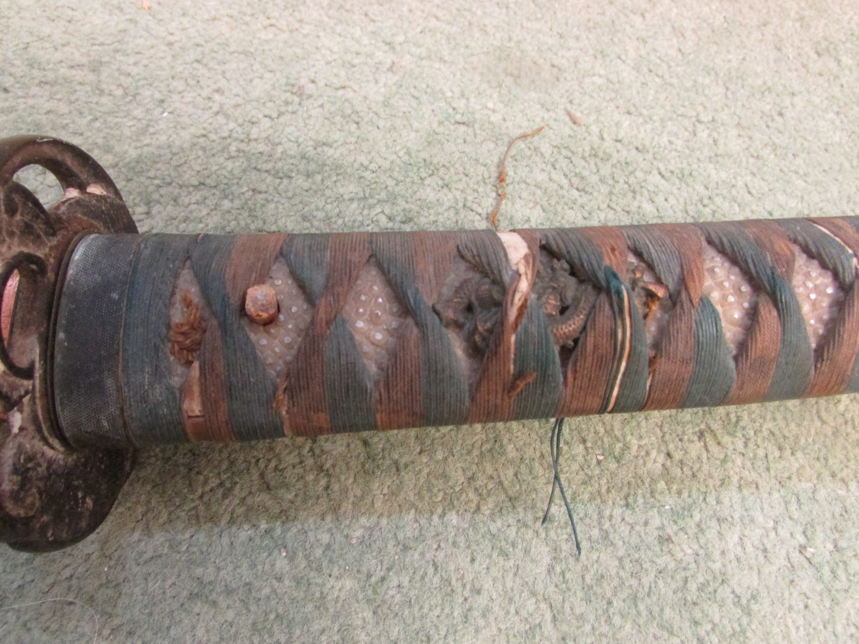 AN ANTIQUE JAPANESE KATANA SWORD WITH SHEATH, SOLD AS FOUND - Image 6 of 35