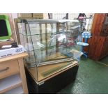 REFRIGERATED AND ILLUMINATED SHOP OR RESTAURANT DISPLAY CABINET