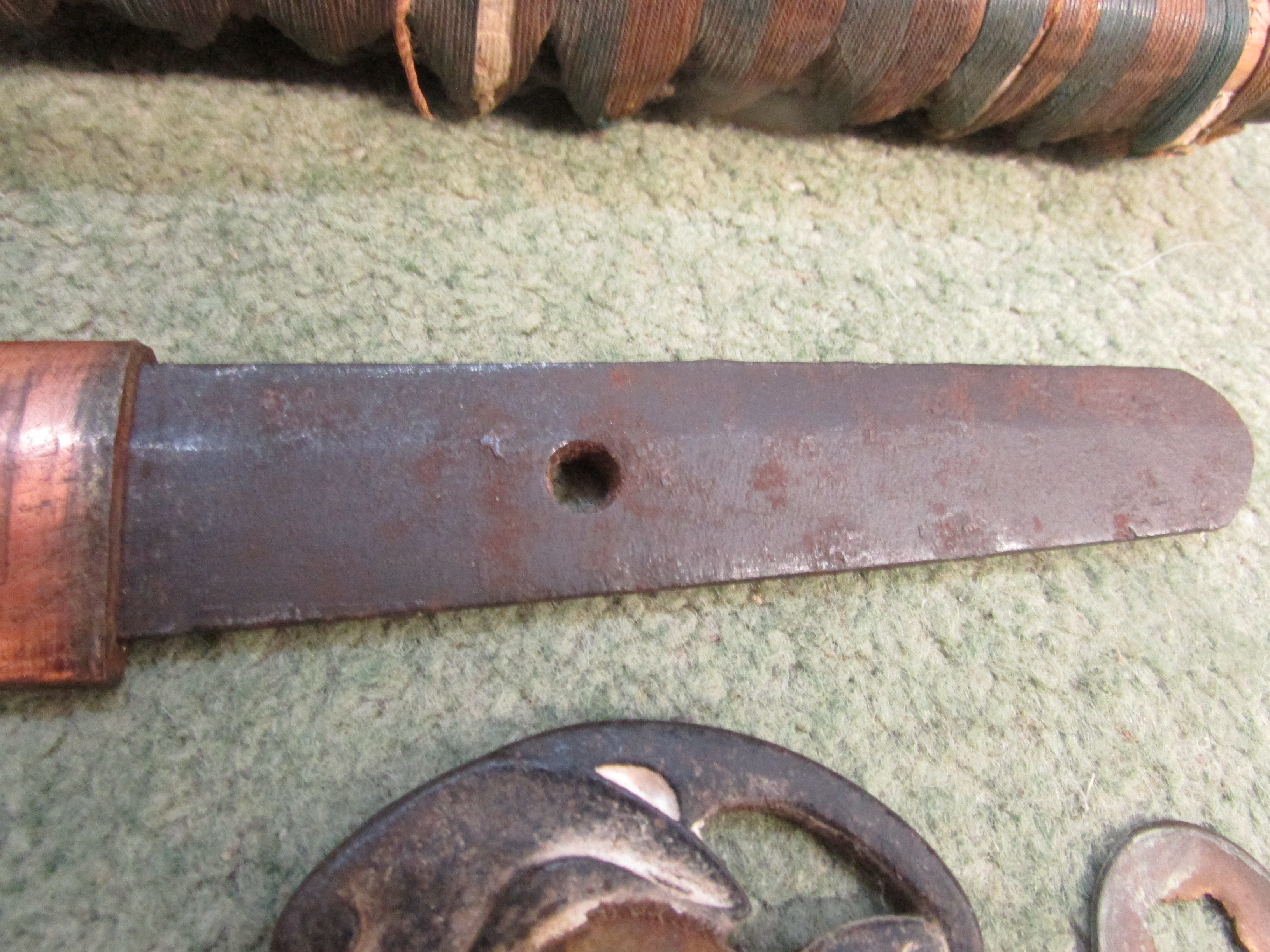 AN ANTIQUE JAPANESE KATANA SWORD WITH SHEATH, SOLD AS FOUND - Image 34 of 35